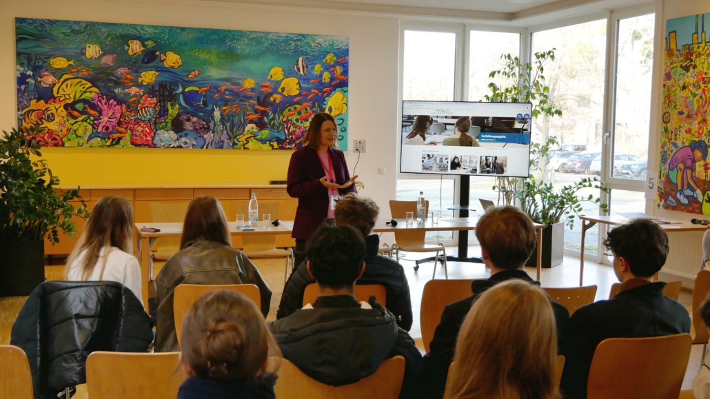 Das Online-Redaktionsteam von ISHR bereitet sich auf die März-Plenarsitzung im Landtag von Niedersachsen vor. 3 20250305 jw hamburg ishr 221